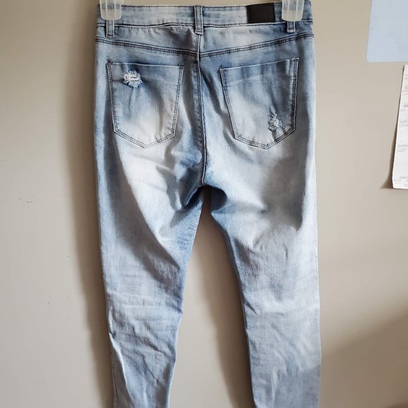 Distressed Light wash Skinny Jeans - Picture 4 of 4